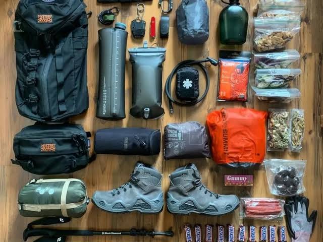 perlengkapan wajib camping pertama kali